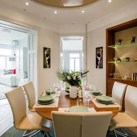Lägenhet Luxurious Danubeside For 6