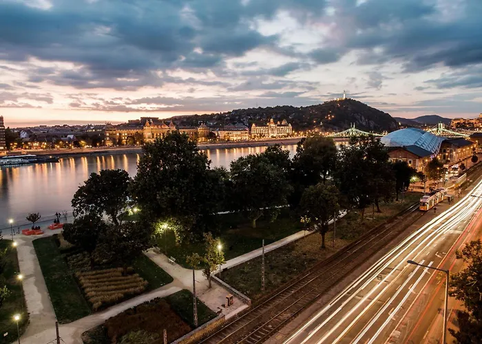 Luxurious Danubeside For 6 Budapest